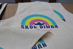 Tabliers et tote bags personnalisés : une collaboration avec l'école Diwan de Lorient