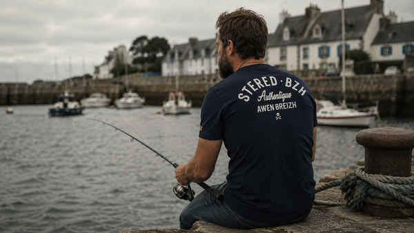 Homme en t-shirt STERED pêchant dans un port de Bretagne