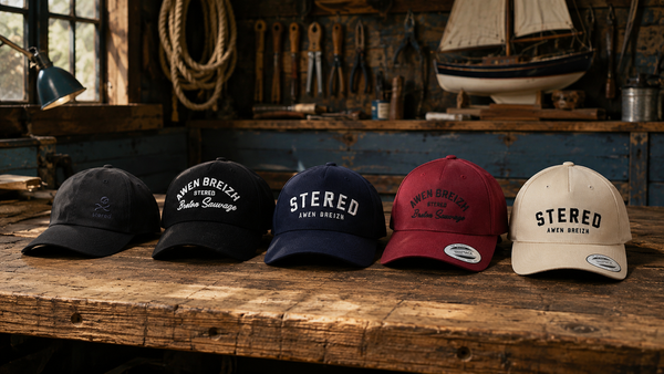 Collection de casquettes STERED dans un atelier maritime breton